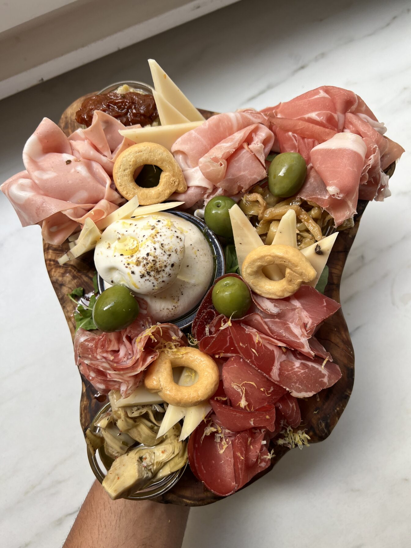 eine italienische Antipasti-Platte mit gemischten Zutaten vom Lokal Casolaro Bros in Wien