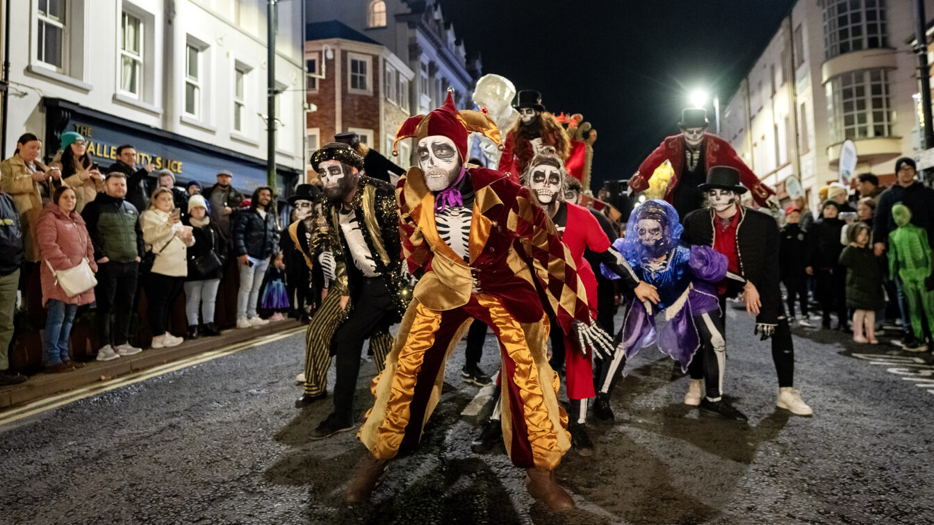 Menschen in Halloween-Kostümen bei der Halloween-Parade in Derry-Londonderry in Irland.