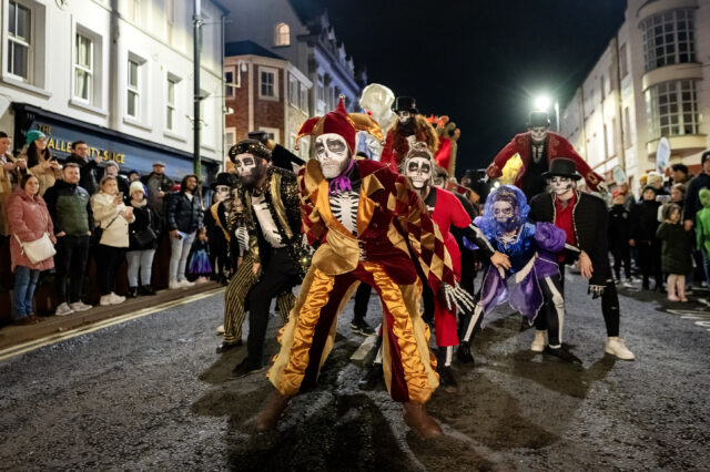 Menschen in Halloween-Kostümen bei der Halloween-Parade in Derry-Londonderry in Irland.