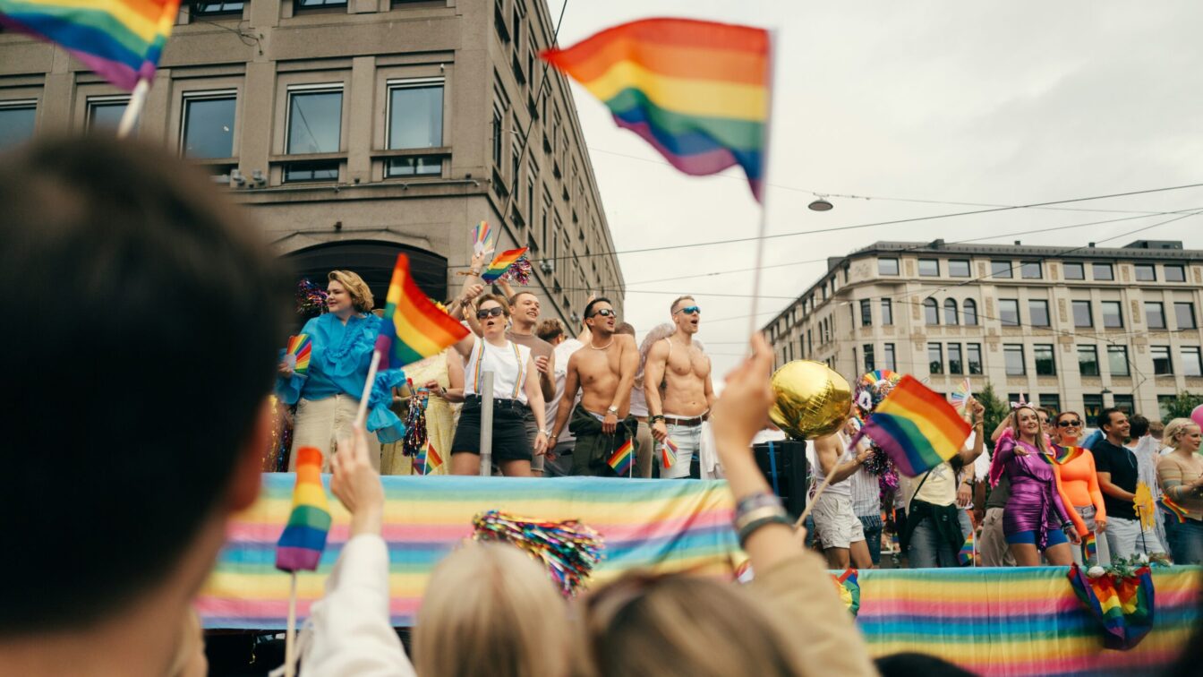 queere Parade mit vielen Menschen in einer Stadt
