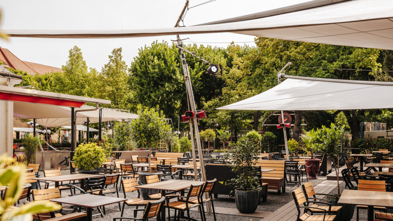 Blick in den Gastgarten vom Restaurant Freiherz in Wien