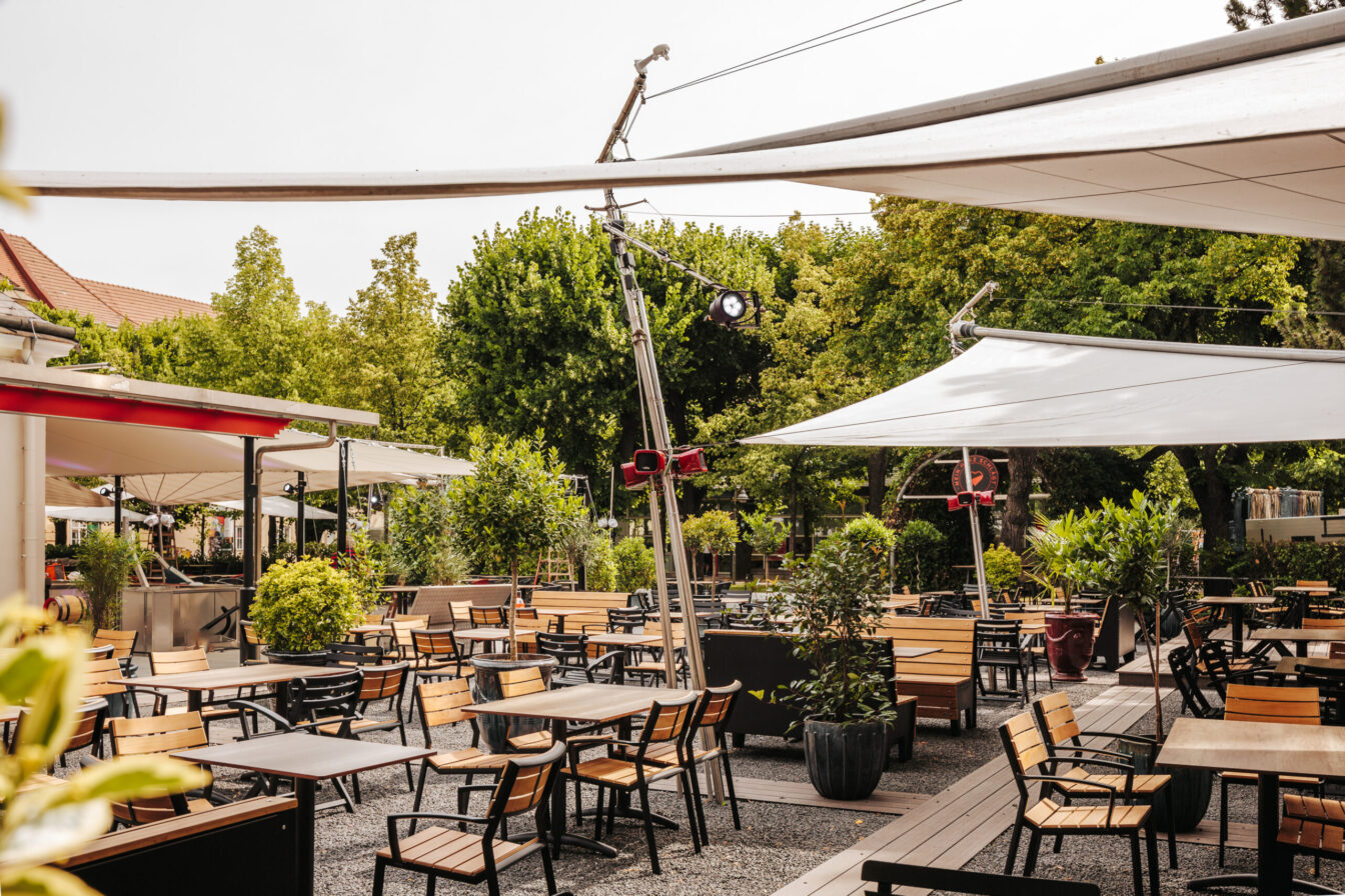 Biergärten für Fans vom Eurovision Song Contest 2026: Blick in den Gastgarten vom Restaurant Freiherz in Wien, 1090