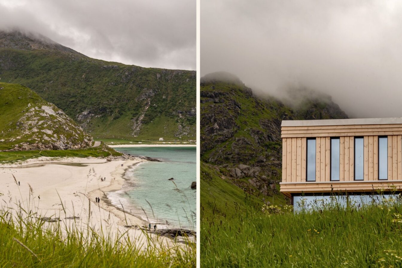 Haukland Beach auf den Lofoten in Norwegen – weißer Sandstrand mit türkisfarbenem Wasser, grünen Berghängen und moderner Architektur vor nebelverhangenen Felsen inmitten unberührter Natur