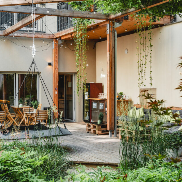 Blick auf die Terrasse der Urban Jungle Apartments