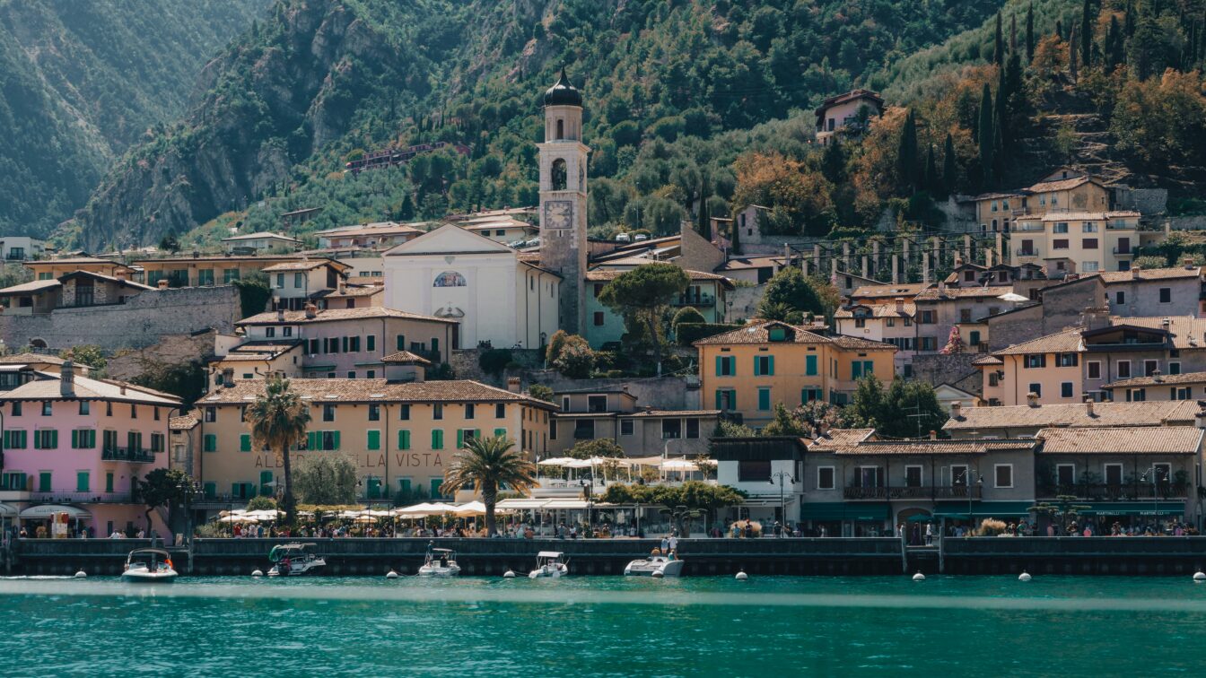 Eine Hafenstadt mit Kirchturm am Wasser.