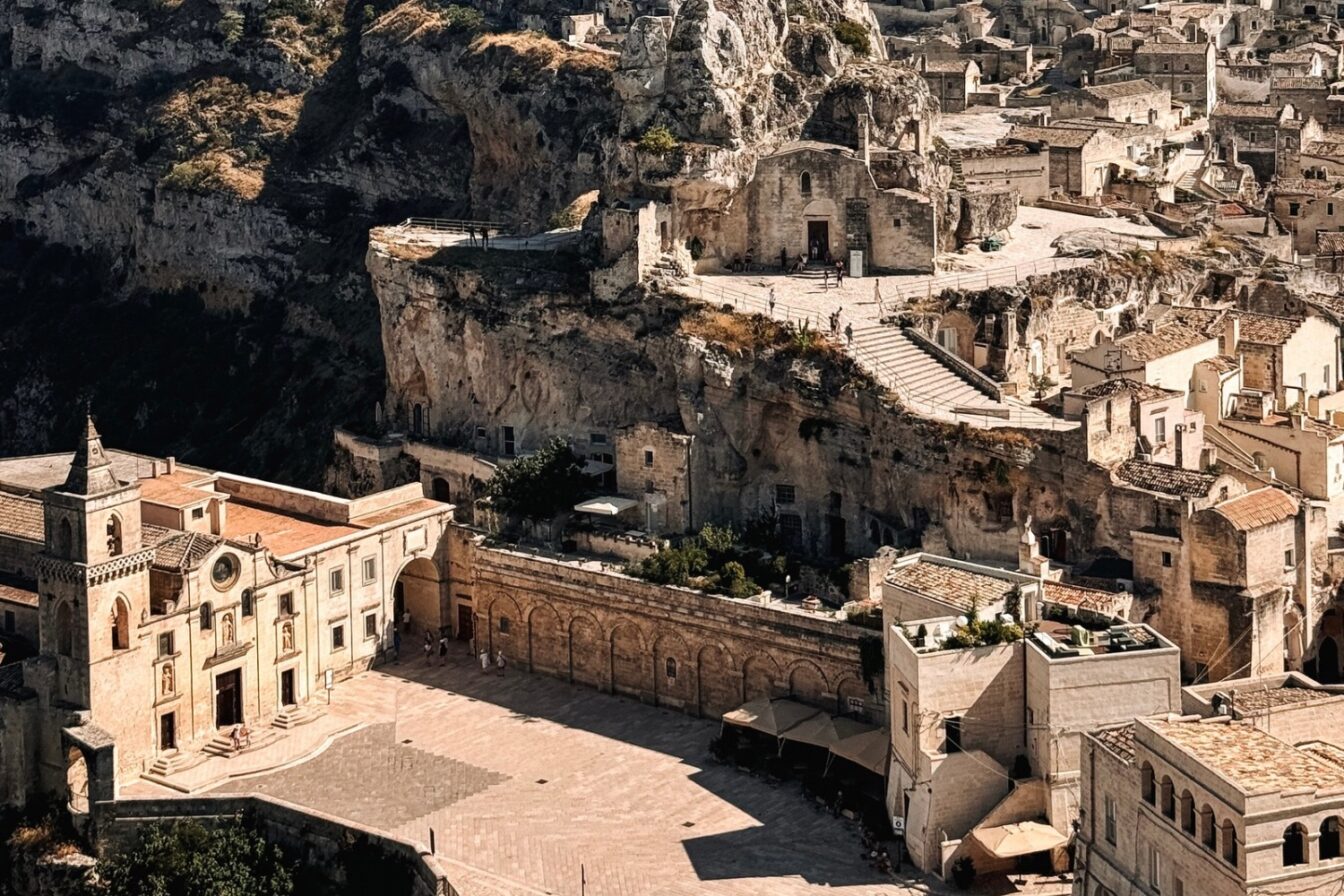 Weißer Kalkstein so weit das Auge reicht in Matera