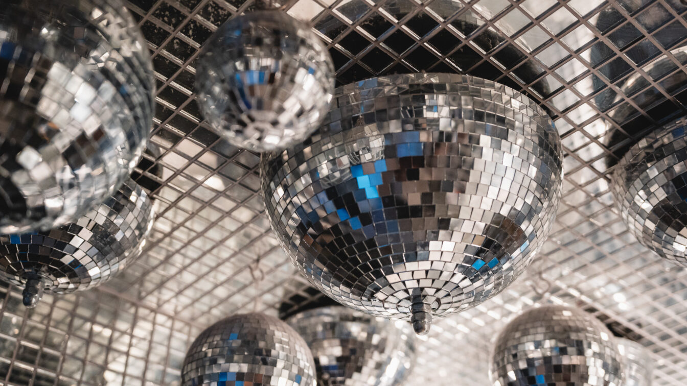 Eine Decke voller Diskokugeln in verschiedenen Größen