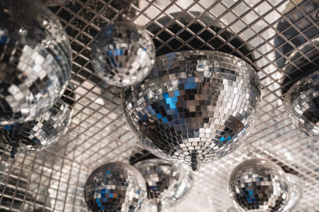 Eine Decke voller Diskokugeln in verschiedenen Größen