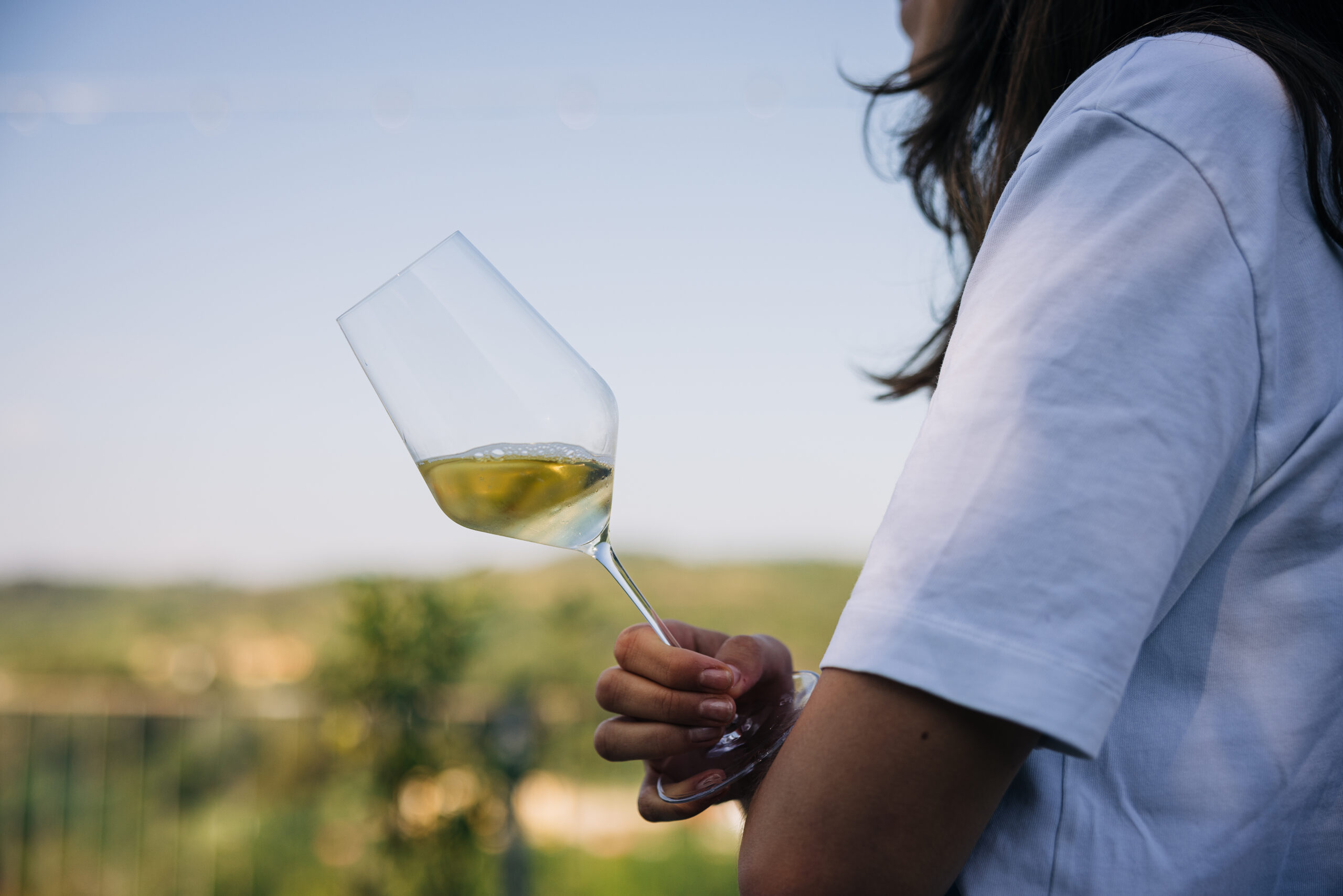Frau mit Weinglas in der Hand (c) ÖWM | Manu Grafenauer