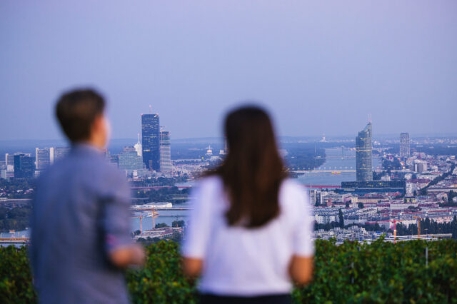 Menschen blicken vom Nussberg aus über Wien (c) ÖWM | Manu Grafenauer