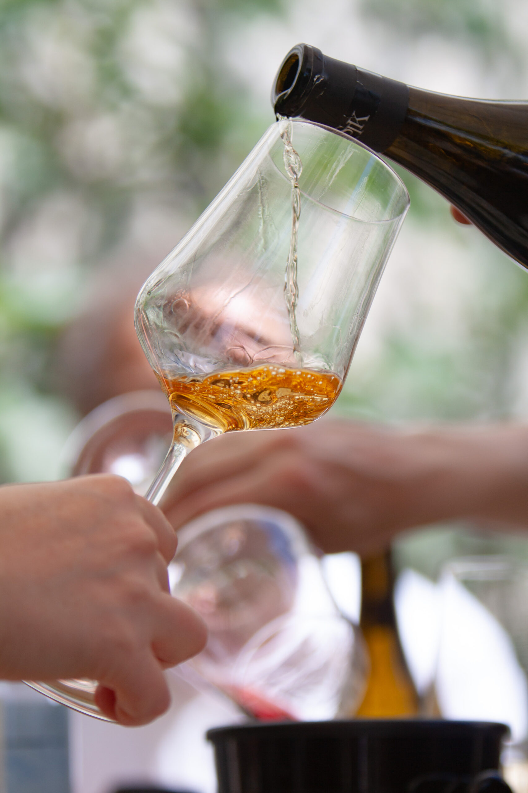 Ein Glas Naturwein wird eingeschenkt (c) ÖWM | Martin Grabmayer