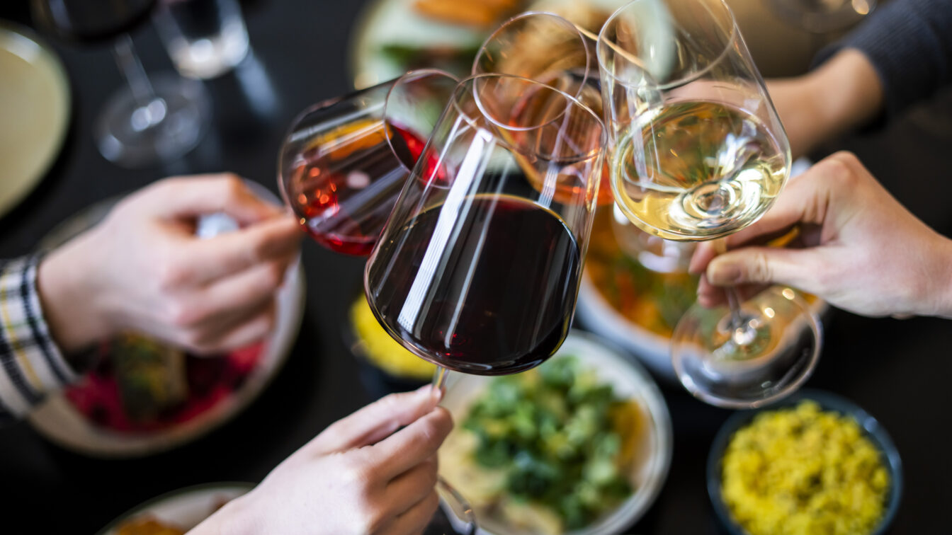 Menschen stoßen mit Weingläsern an (c) ÖWM | www.pov.at