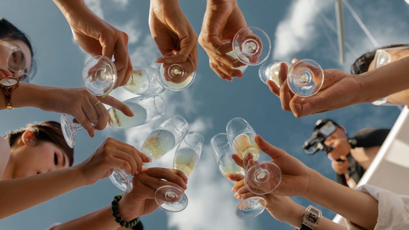 EIne Gruppe Menschen, die mit Sekt anstößt.