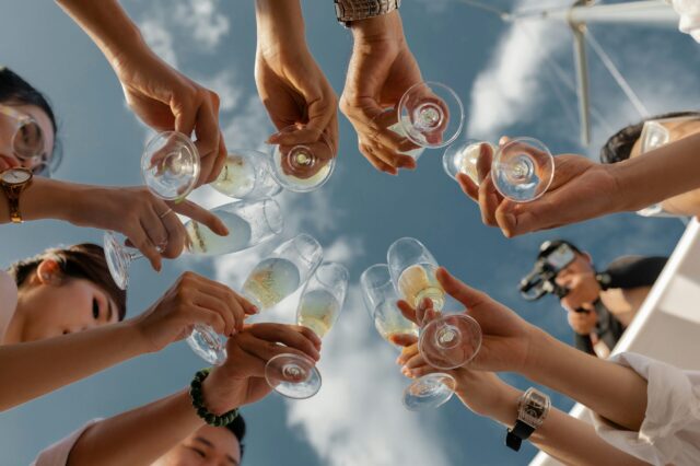EIne Gruppe Menschen, die mit Sekt anstößt.