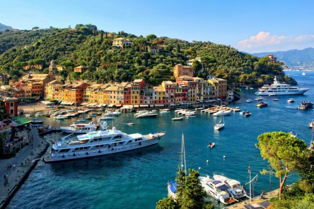 Bucht von Portofino mit Booten und bunten Häusern an der Küste