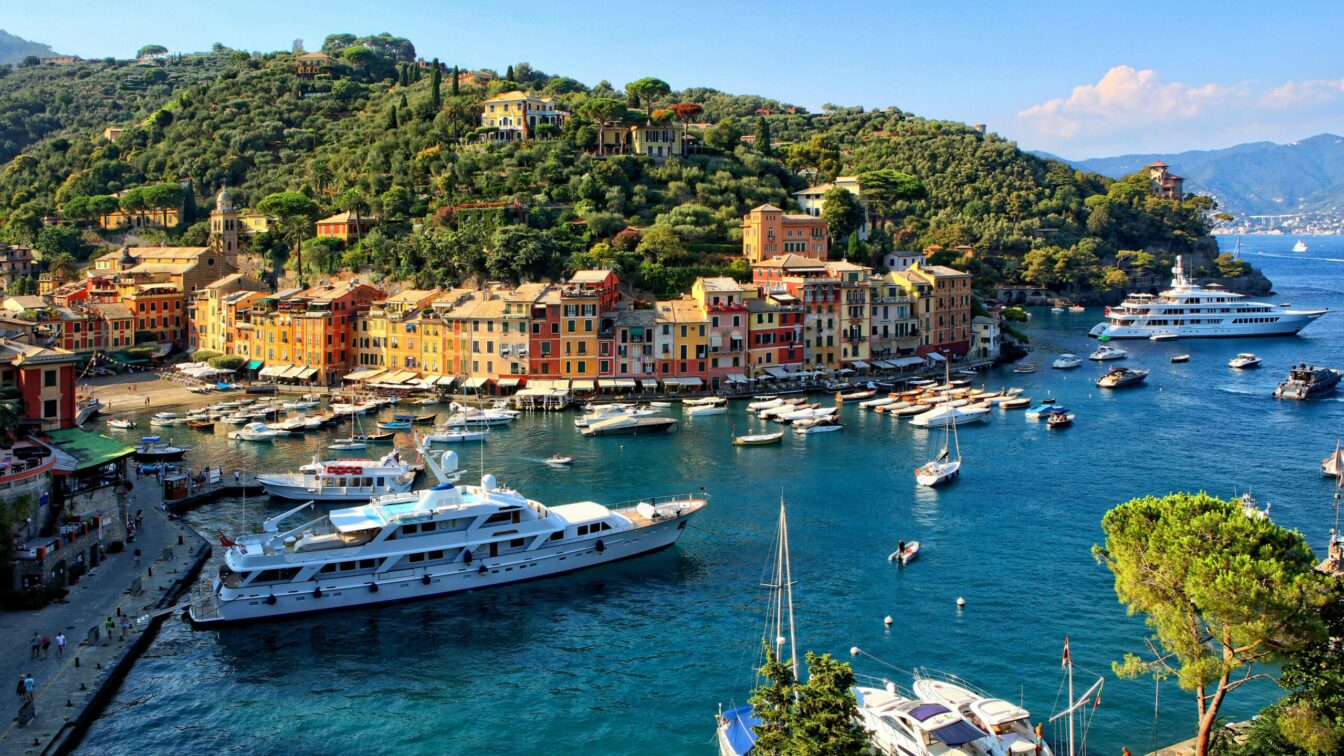 Bucht von Portofino mit Booten und bunten Häusern an der Küste