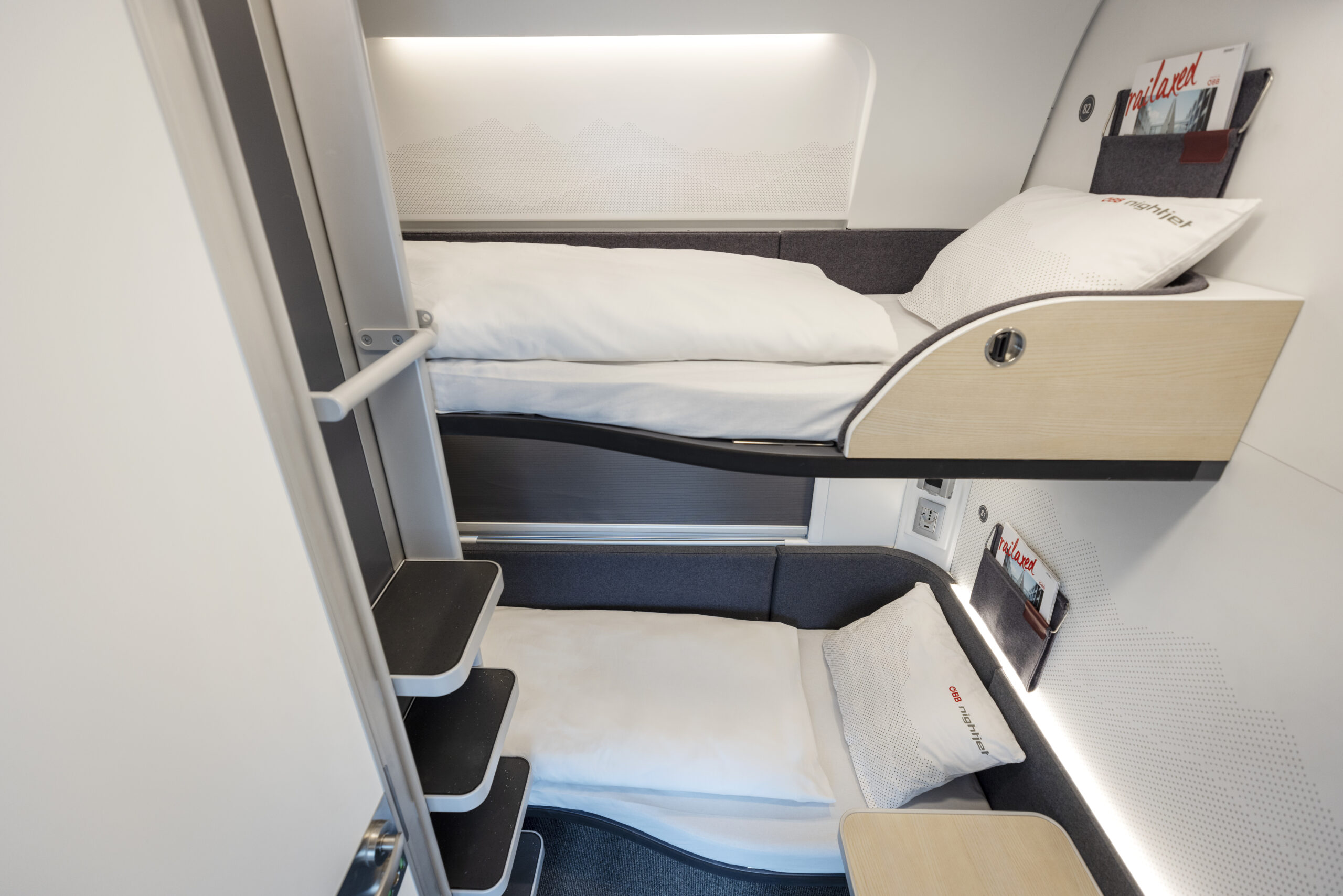 Betten im Schlafwagen eines Zuges