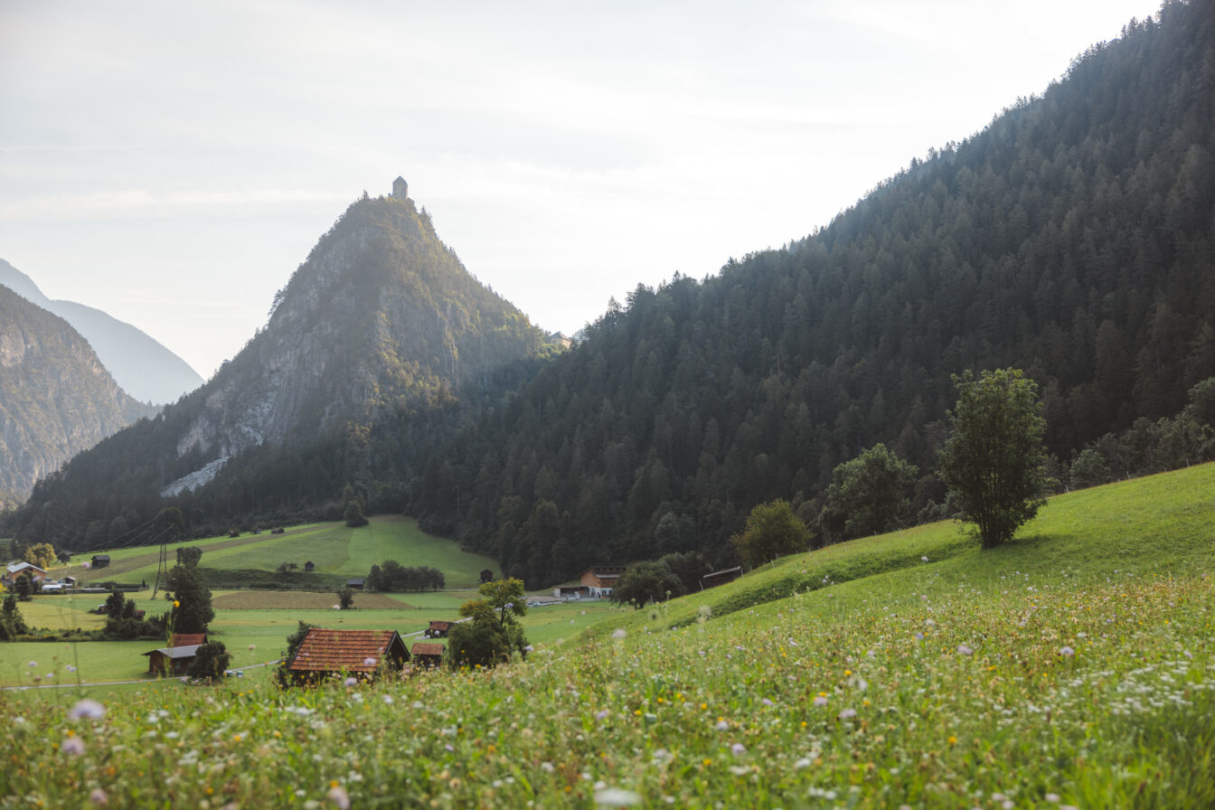 Auf dem Tiroler Burgenweg mit Blick auf die Kronburg
