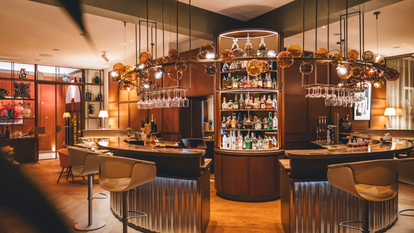 Threse, Frische Gläser und zahlreiche Flaschen in der Veranda Brasserie & Bar im Hotel Sans Souci in Wien