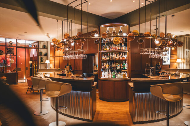 Threse, Frische Gläser und zahlreiche Flaschen in der Veranda Brasserie & Bar im Hotel Sans Souci in Wien