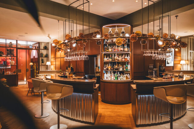 Threse, Frische Gläser und zahlreiche Flaschen in der Veranda Brasserie & Bar im Hotel Sans Souci in Wien