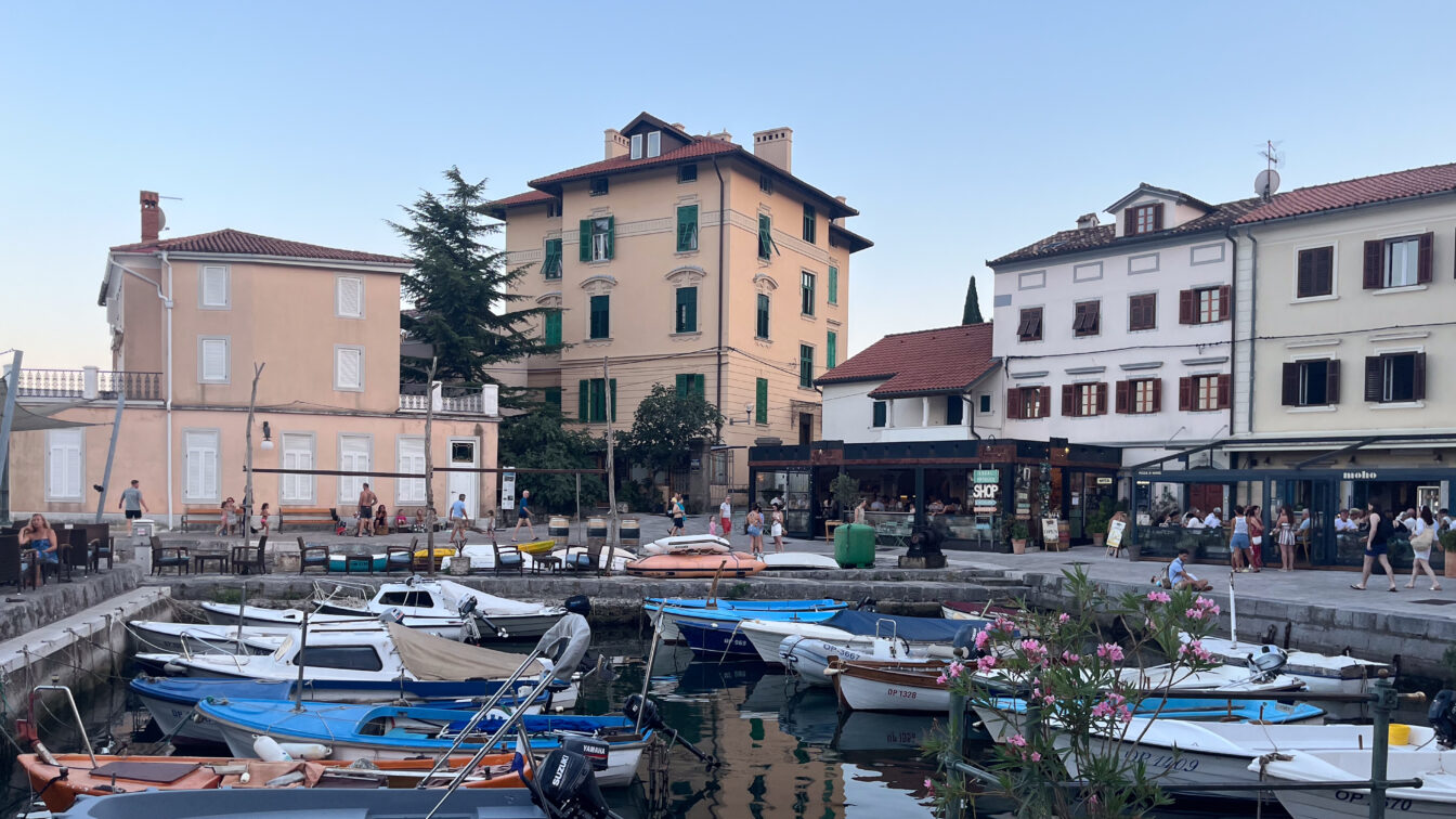 Eine kleine Hafenstadt mit Booten im Wasser und süßen Häusern in Kroatien.