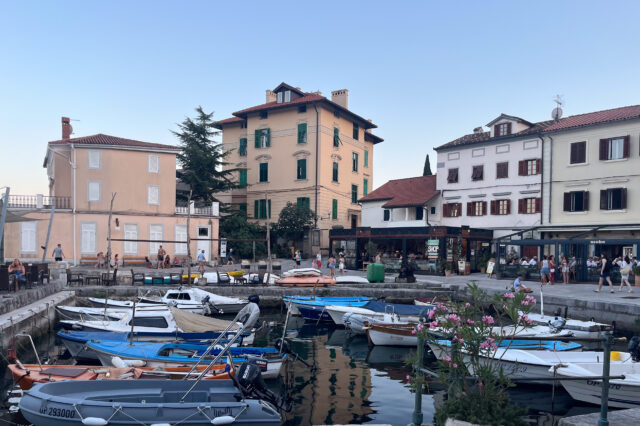 Eine kleine Hafenstadt mit Booten im Wasser und süßen Häusern in Kroatien.