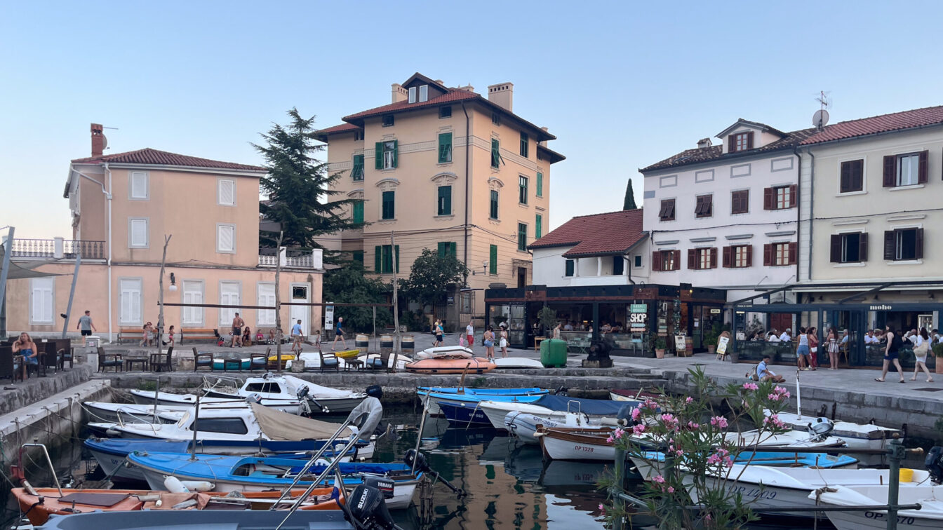Eine kleine Hafenstadt mit Booten im Wasser und süßen Häusern in Kroatien.