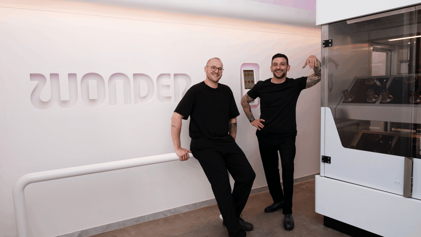 Felix Mandl und Gabriel Alaev im Roboter-unterstützten Lokal Wonder