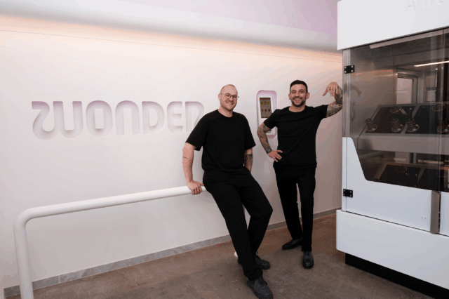 Felix Mandl und Gabriel Alaev im Roboter-unterstützten Lokal Wonder