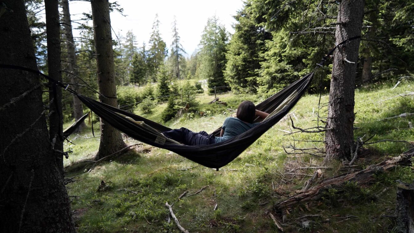 Hängematte in einem idyllischen Waldstück der Zirbitzkogelrunde