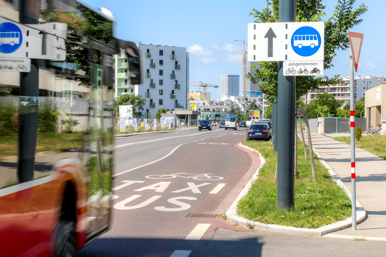 Ein Bus auf der Breitenleer Straße