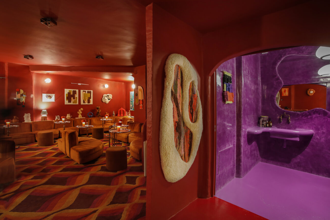 Ein dämmriger Raum mit roten und lila Wänden, ein Restaurant auf Mallorca