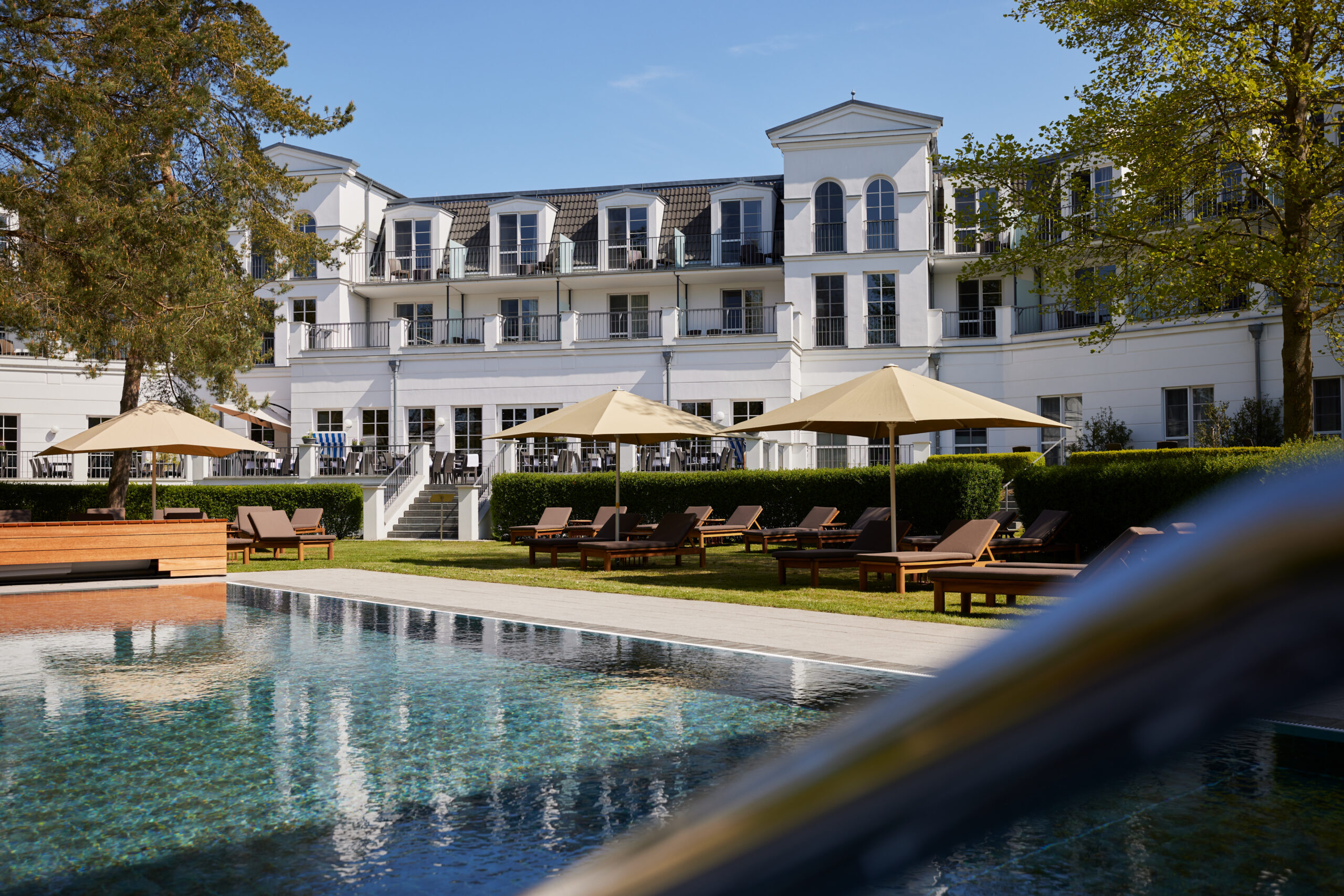 Außenansicht mit Pool vom Strandhotel Zingst