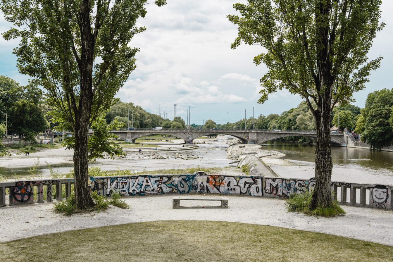 ein Balkon über einem Fluss mit Blick auf eine Brücke und Kirche