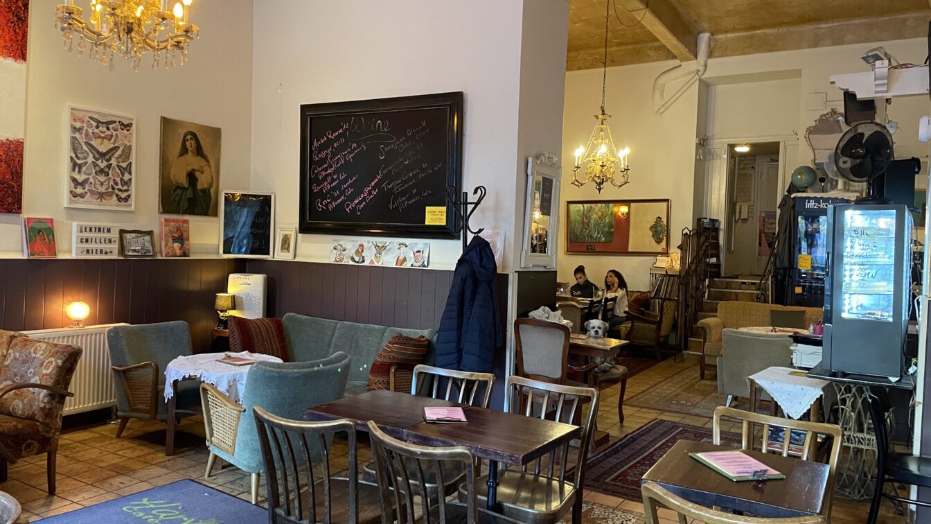 Inneneinrichtung, Tische und Sesseln im Cafe Harvest im 2. Bezirk in Wien