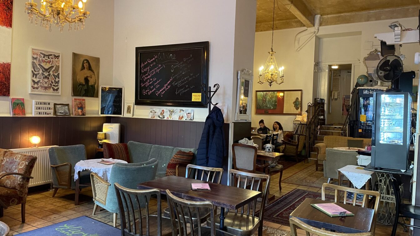 Inneneinrichtung, Tische und Sesseln im Cafe Harvest im 2. Bezirk in Wien