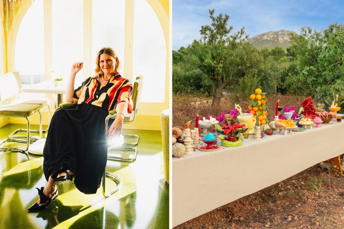 Eine Frau auf einem Stuhl in einem bunten, hellen Raum und eine lange Tafel vor einem Begr mit Essen und Früchten.
