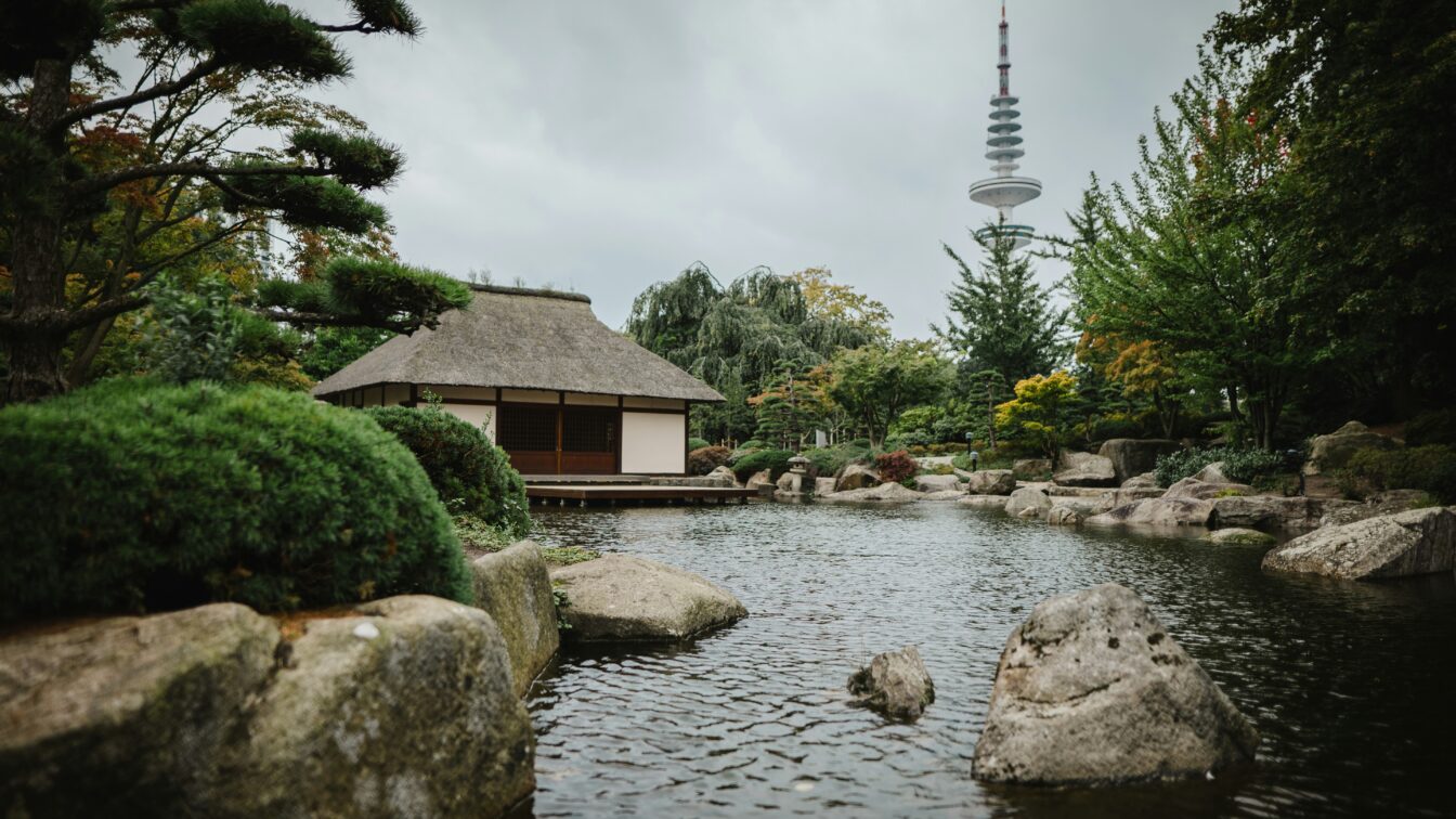 Japanischer Garten & Teehaus im Park Planten un Blomen in Hamburg.