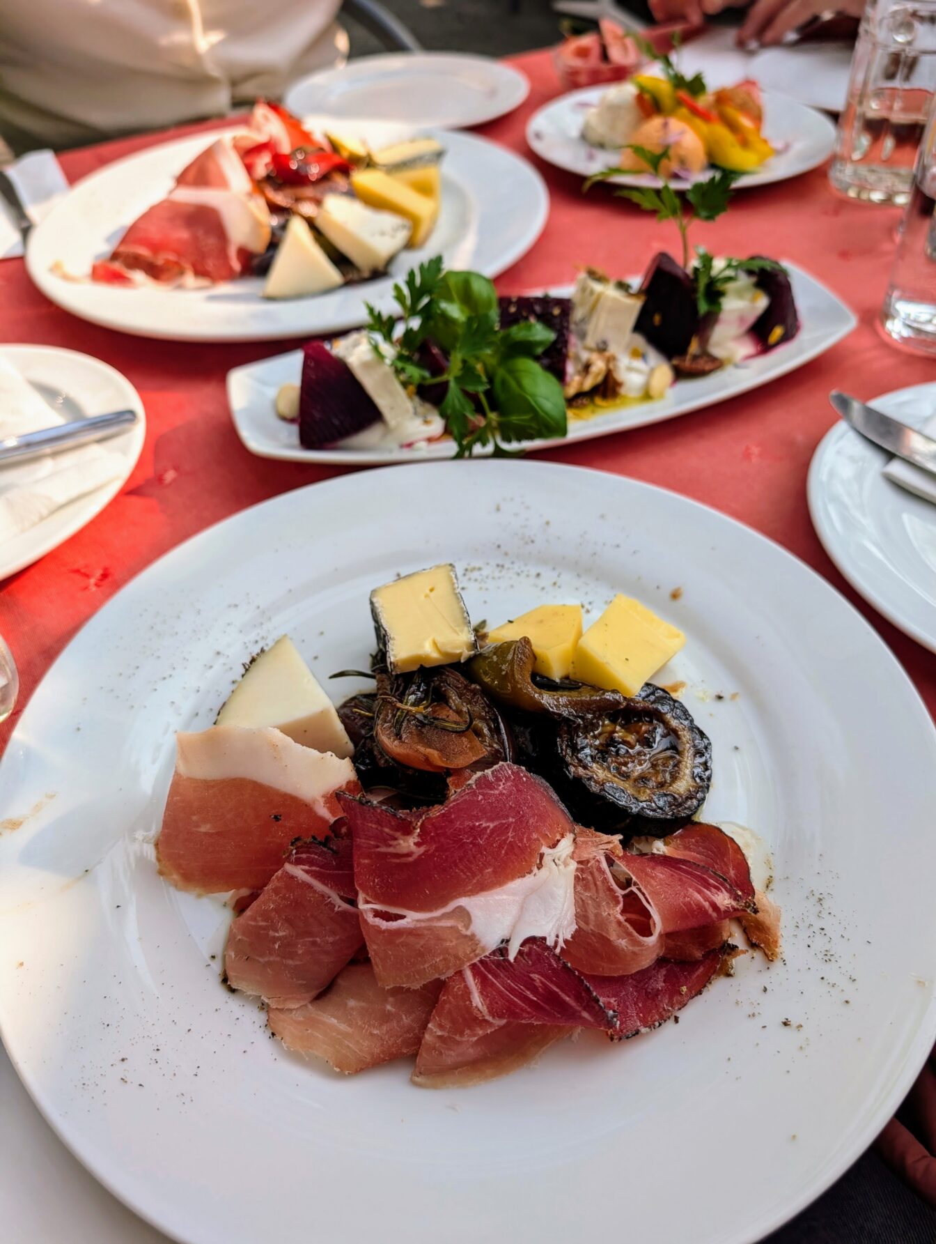 Schinken- und Käseplatte beim Heurigen Helmut Krenek in Wien