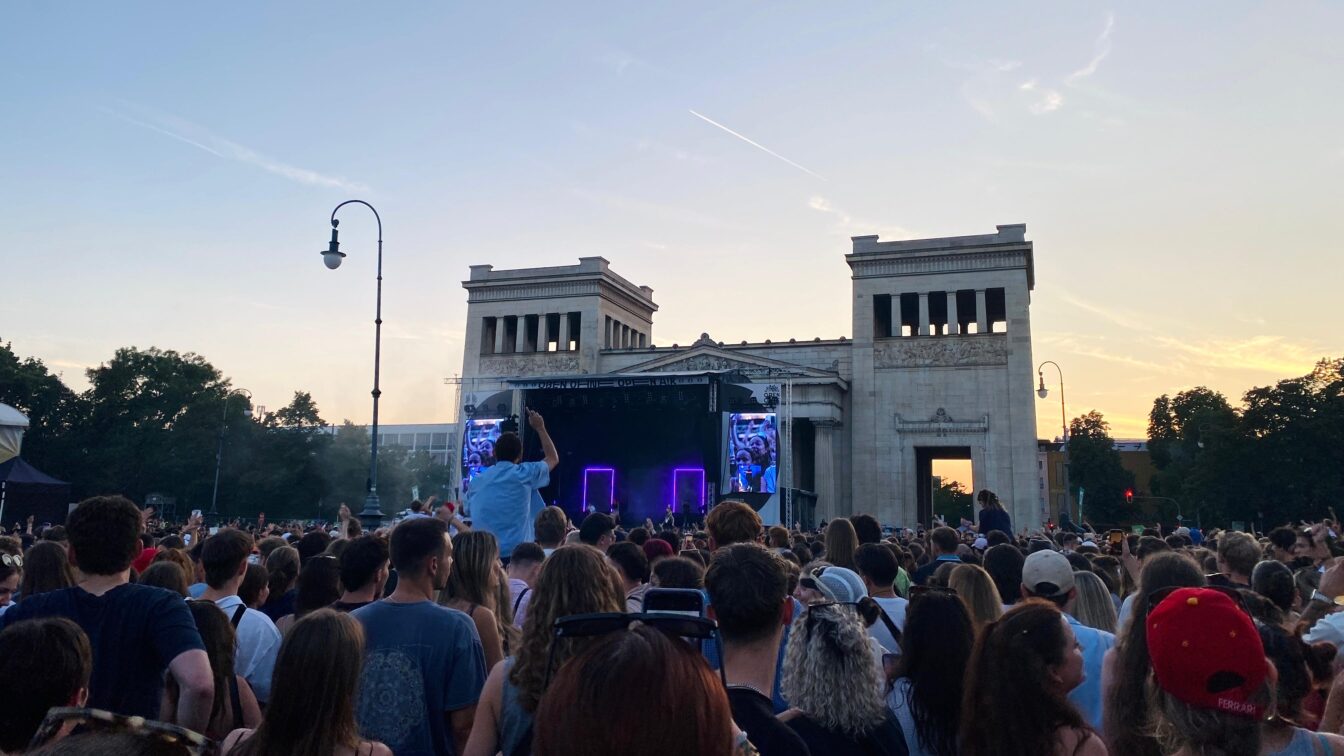 Sonnenuntergang hinter griechischer Architektur am Königsplatz in München.