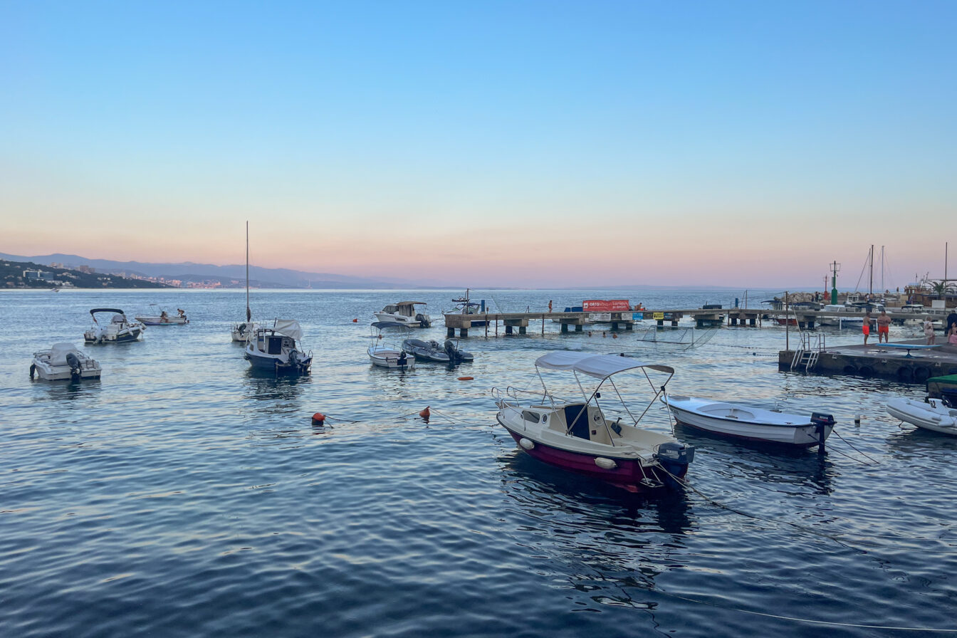 Das offene Meer mit einigen Booten in einer Hafenstadt in Kroatien