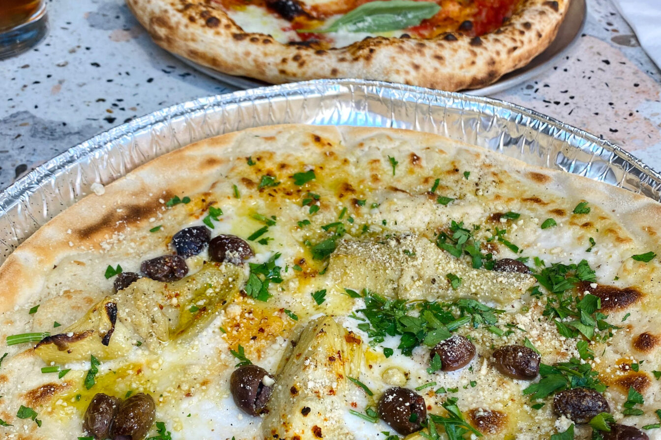 Weiße Pizza mit üppigem Belag