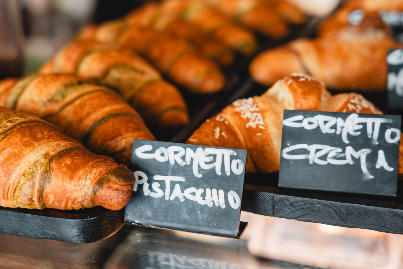Eine Reihe Croissants mit verschiedenen Füllungen