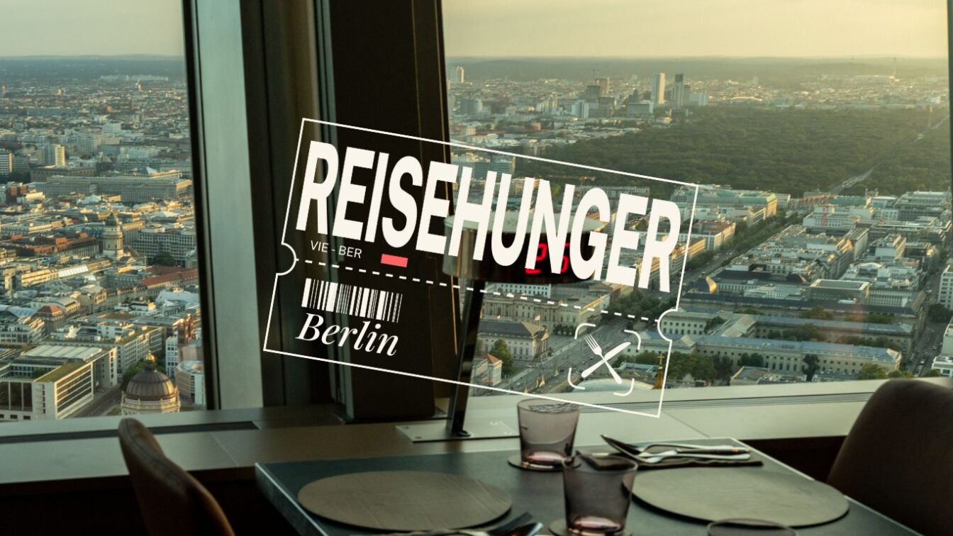 Aussicht vom Berliner Fernsehturm mit dem Schriftzug "Reisehunger Berlin" – stilvoll speisen mit Rundumblick über die Hauptstadt