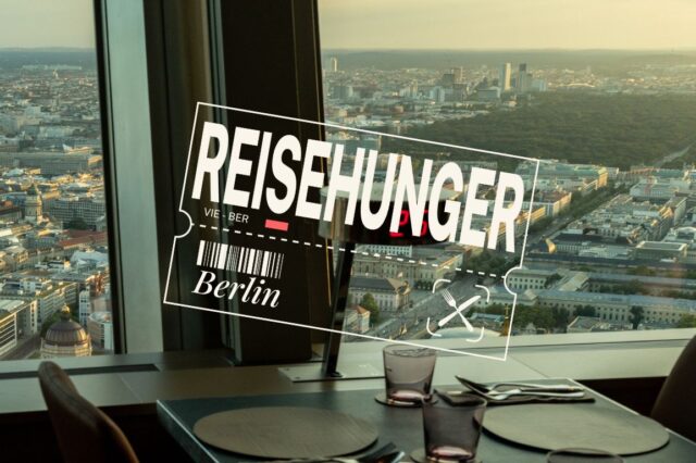 Aussicht vom Berliner Fernsehturm mit dem Schriftzug "Reisehunger Berlin" – stilvoll speisen mit Rundumblick über die Hauptstadt