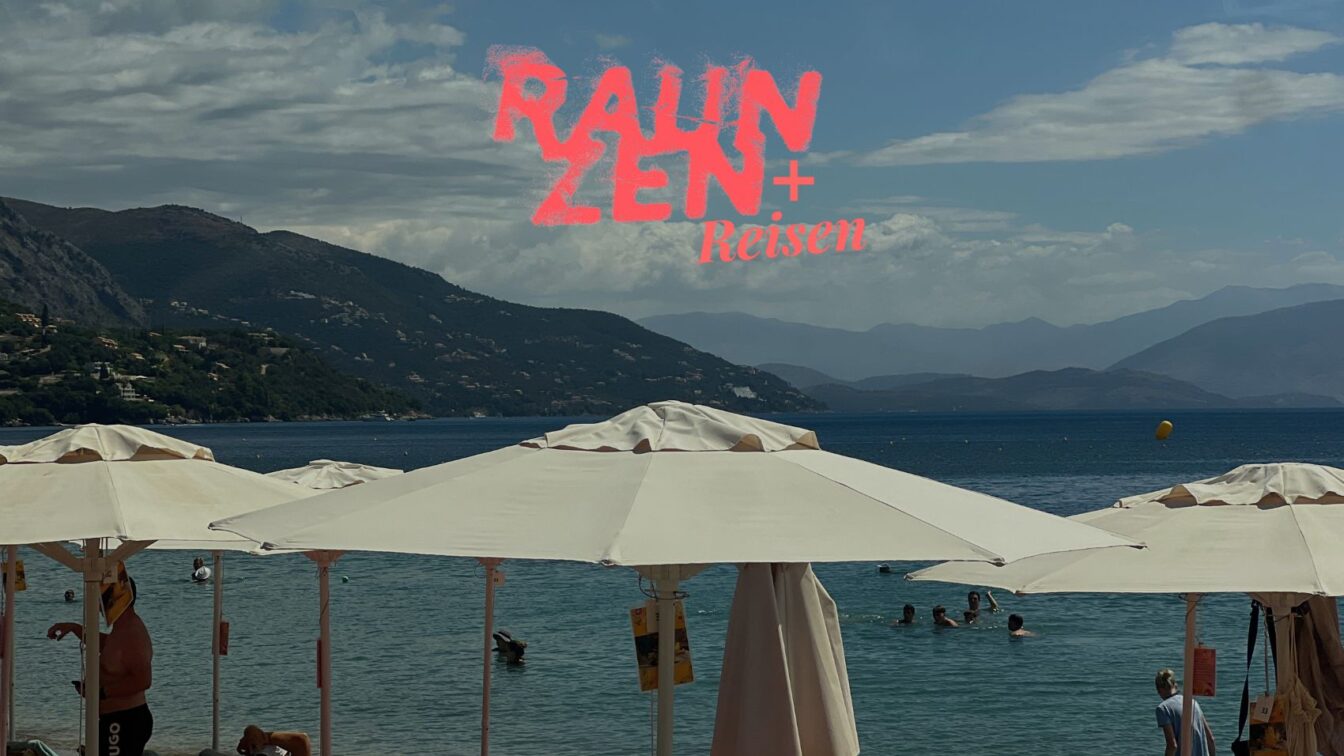 Weiße Schirme am Meer einer Bucht auf Korfu