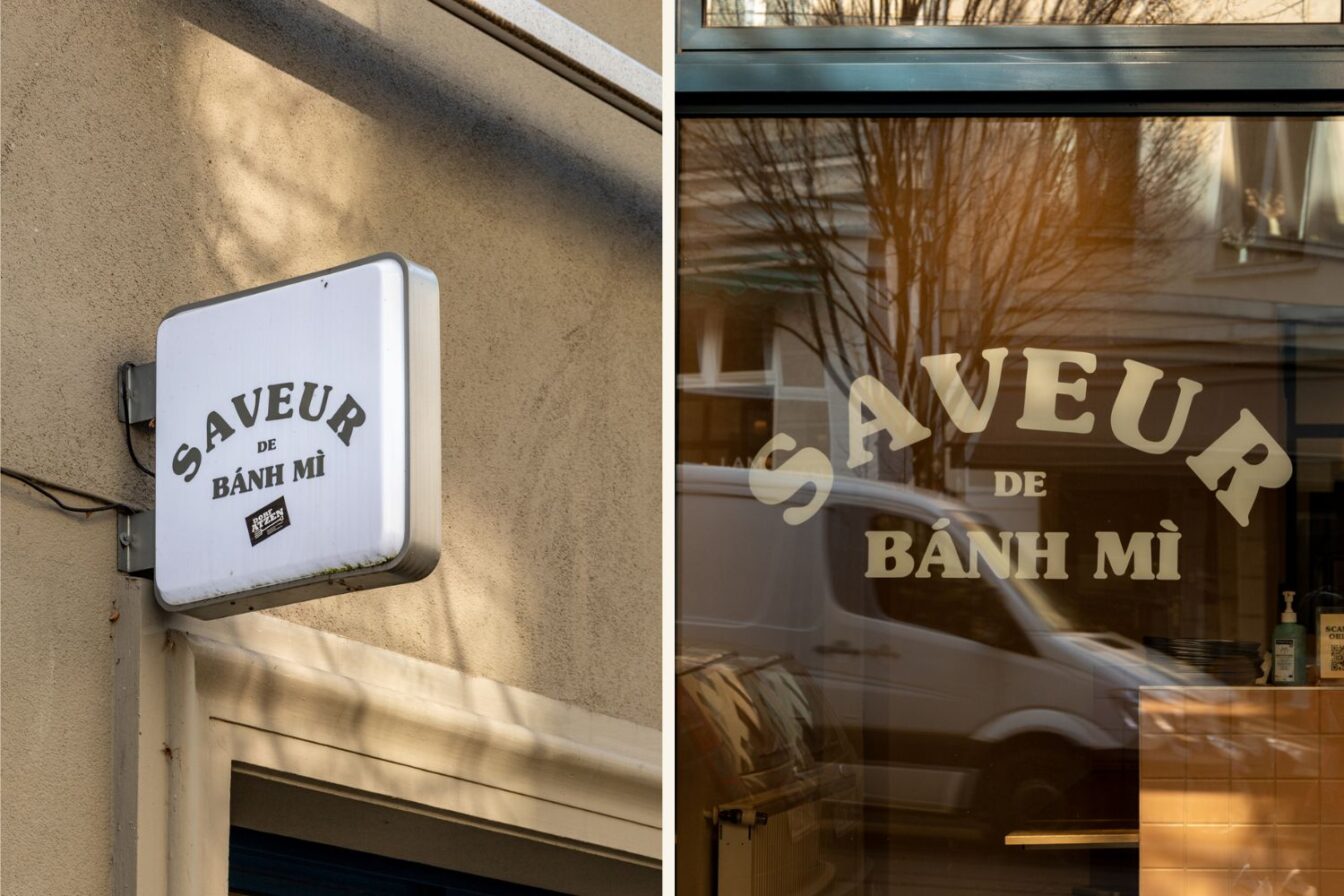 Zweigeteiltes Bild der vietnamesischen Bánh Mì-Bäckerei Saveur de Bánh Mì in Berlin. Links: Außenansicht mit einem beleuchteten quadratischen Schild an einer beigen Wand, darauf der Schriftzug „Saveur de Bánh Mì“. Rechts: Schaufenster mit demselben Schriftzug in großen Lettern, in der Spiegelung sind ein geparktes Auto und Häuserfassaden zu sehen.