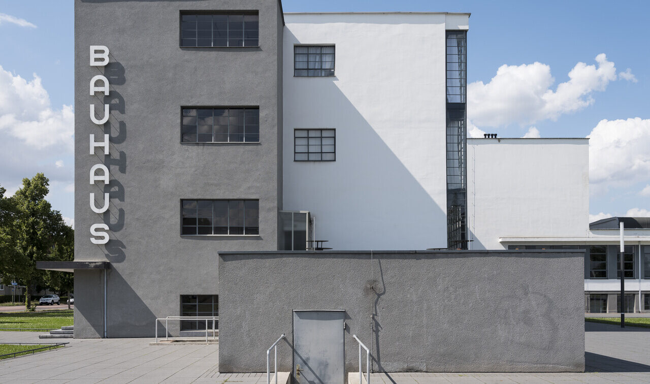 Ein Bauhausgebäude in Dessau von Architekt Walter Gropius.