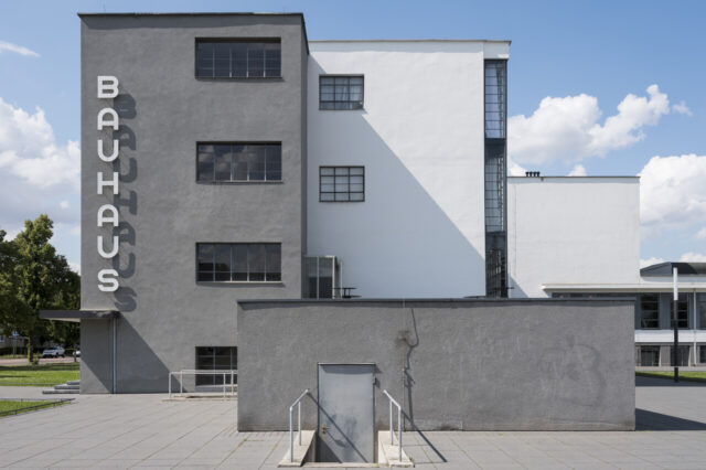 Ein Bauhausgebäude in Dessau von Architekt Walter Gropius.